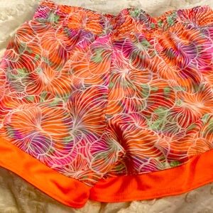 Size 10-12 super cute underwear attached 😊